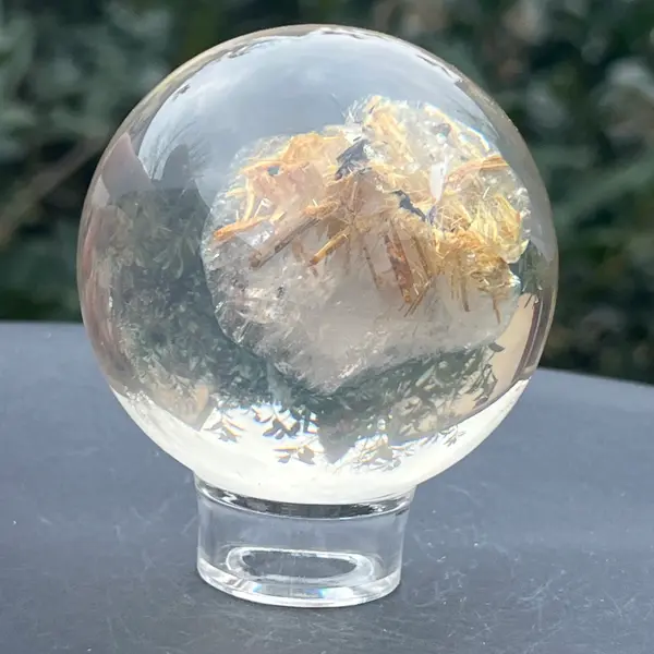 Sfera cuart rutilat in rasina model 1