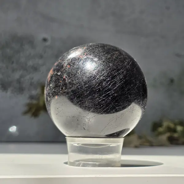 Sfera turmalina neagra din Madagascar model 2