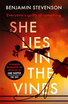 She Lies in the Vines. An atmospheric novel about our obsession with true crime, Paperback/Benjamin Stevenson