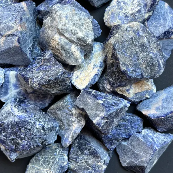 Sodalit piatra bruta