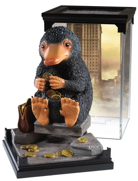 Statueta The Noble Collection Movies: Fantastic Beasts - Niffler (Magical Creatures), 18 cm