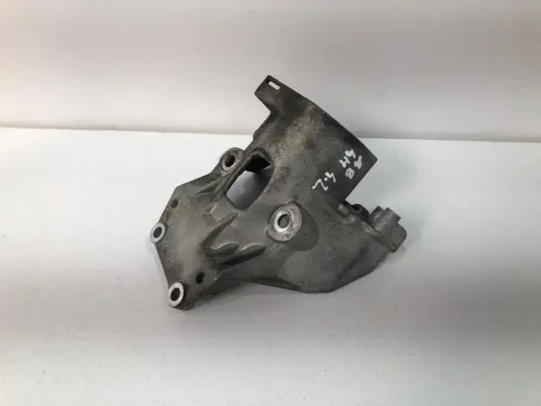 Suport pompa injectie 057130147af Volkswagen Touareg 2 (2010-2015) [7P]