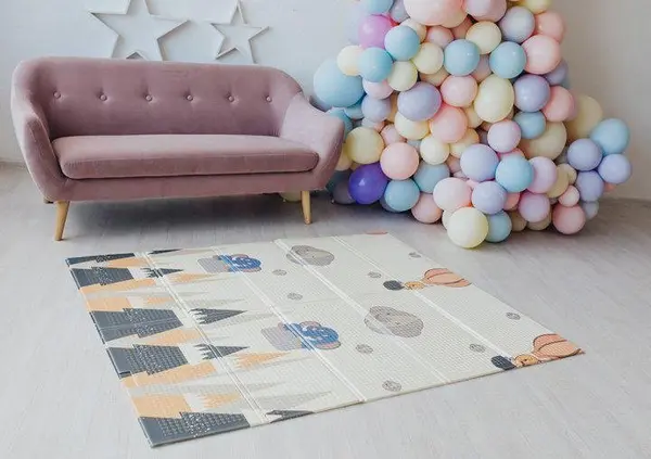 Tarc de joaca pentru copii Nichiduta, 127 x 127 x 65 cm, cadru metalic, pereti din plasa, poarta de acces, 10 puncte de protectie la imbinari, covoras din spuma cu doua fete, 4 inele ajutatoare si 100 bilute incluse