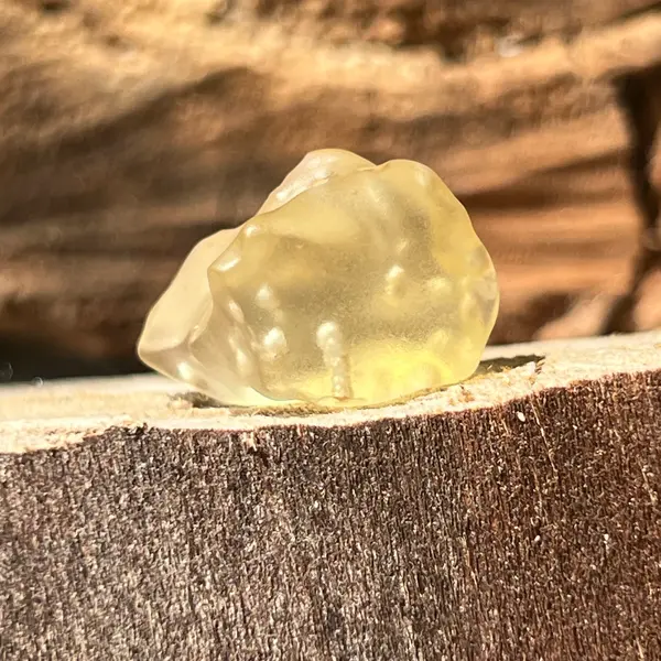 Tectita aurie sticla desertului Libia piatra bruta model 8, calitate AAA