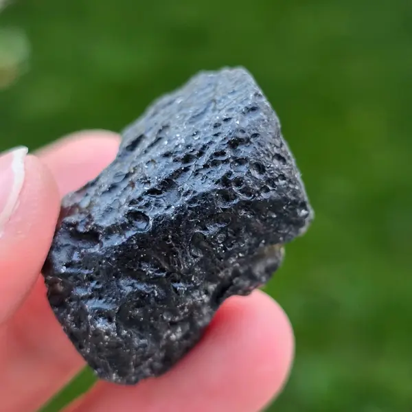 Tectita neagra, meteorit piatra bruta, tektit m8