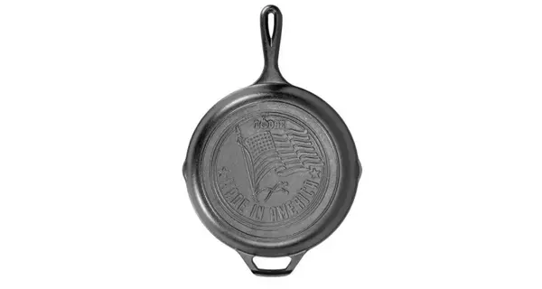 Tigaie adanca rotunda din fonta cu maner si logo American Flag Lodge 26 cm L-8SKFLAG