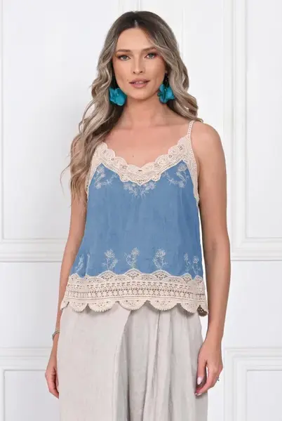 Top din bumbac cu bretele subtiri, croi lejer, albastru jeans cu dantela bej