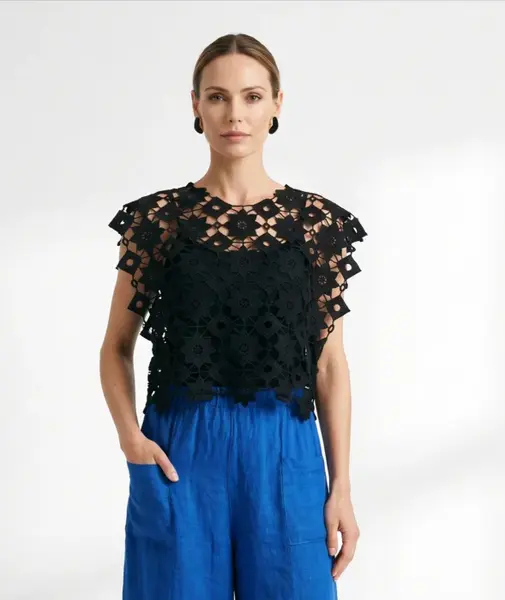 Top negru elegant din dantela crosetata florala