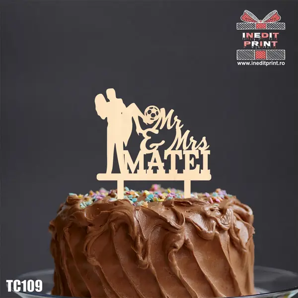 Topper Tort Personalizat MrMrs Fotbal TC109 Lemn natur, 16x16cm