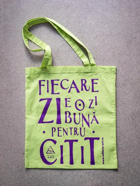 Tote bag lime cu imprimeu "Fiecare zi e o zi bună pentru citit"