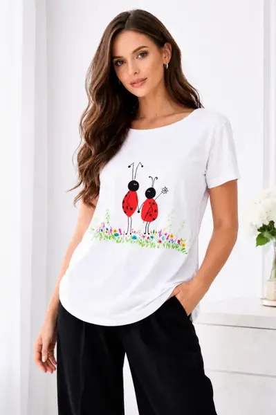 Tricou alb din bumbac pictat manual, cu buburuze