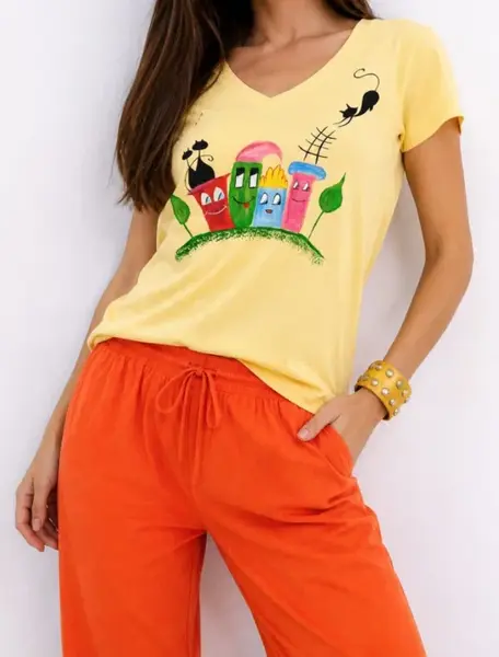 Tricou galben din bumbac pictat manual, cu pisicute si blocuri colorate,unicat