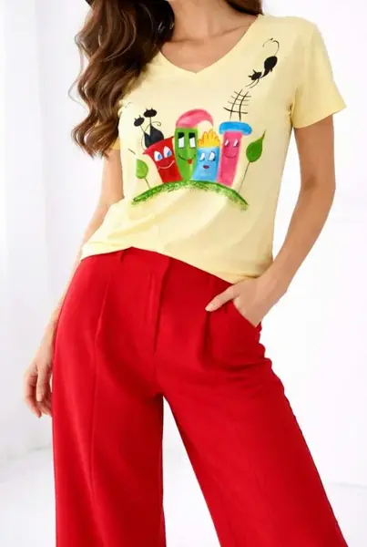 Tricou galben pal pictat manual ,cu blocuri colorate si pisicute