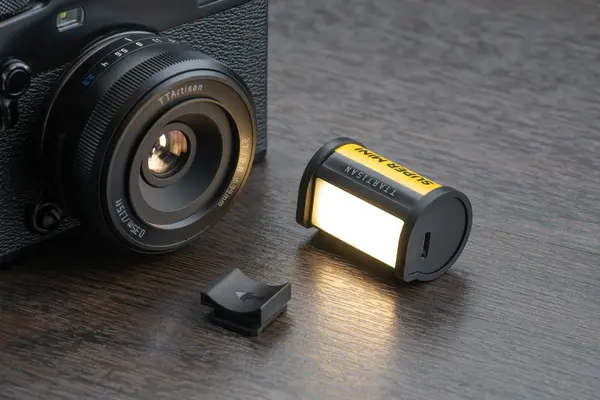TTArtisan LED Light Mini, Design Rola Film Vintage, Montura Magnetica Cold Shoe, CRI 95+, 3000K-6000K, 250 lm