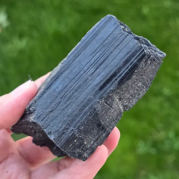 Turmalina neagra piatra bruta L10