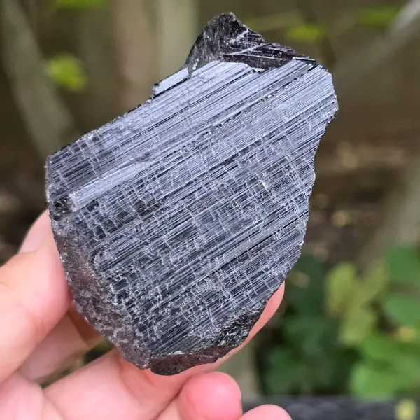 Turmalina neagra piatra bruta L13