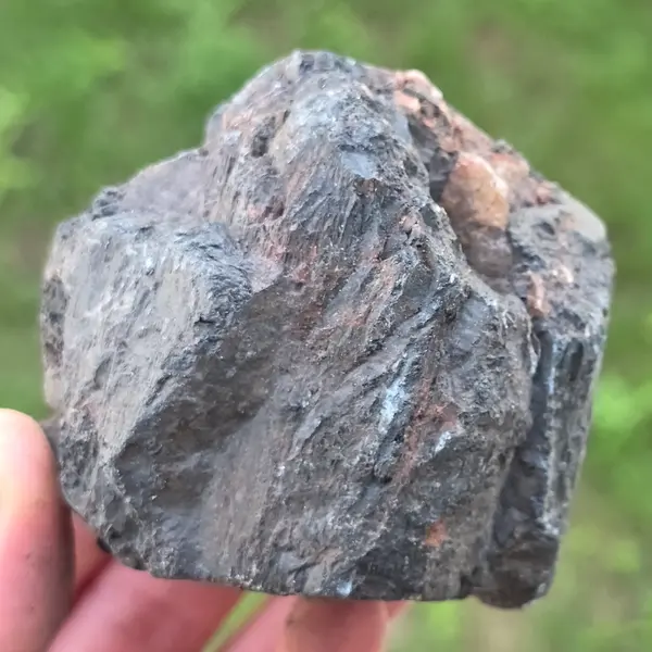 Turmalina neagra piatra bruta L17