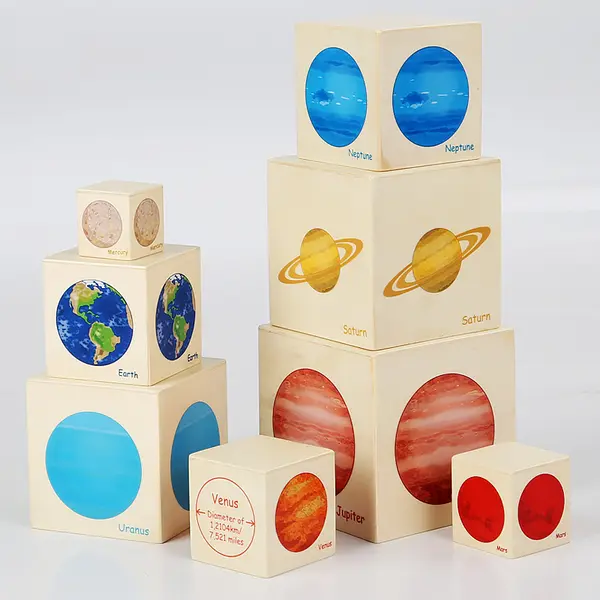Turn din lemn cu 8 cuburi - tematica planete