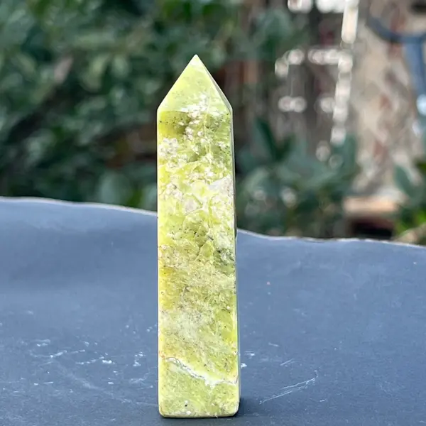 Turn/obelisc serpentin galben model 5