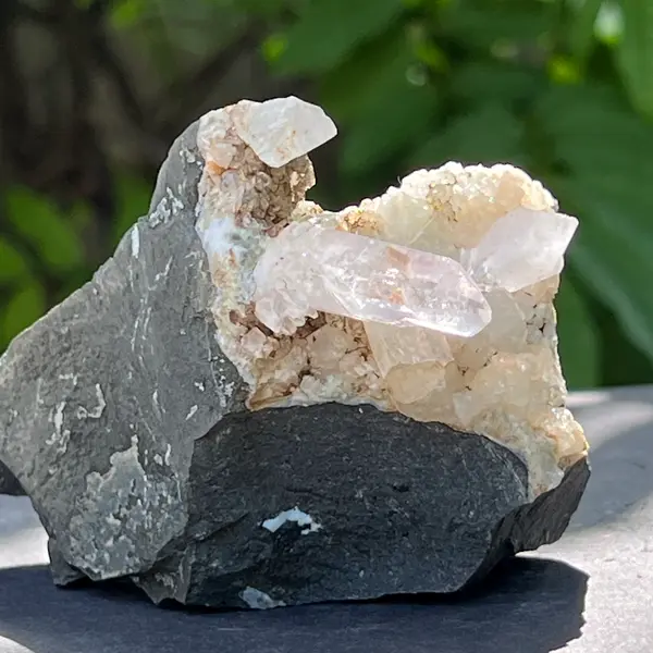 Vârf de cuarț Brandberg în matrice – cristal natural din Namibia | Model 3