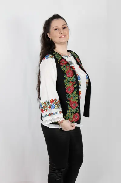 Vesta brodata cu model traditional Cerasela 4
