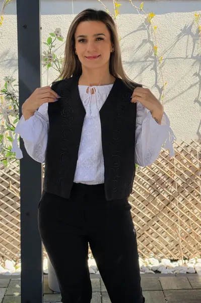 Vesta brodata cu model traditional Flori 6