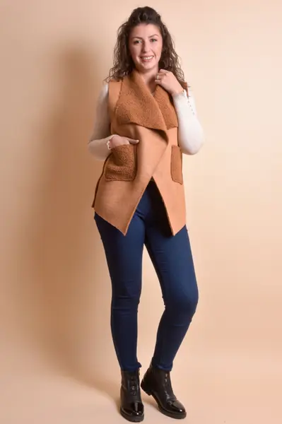 Vesta tip cojoc coniac cu buzunare aplicate si baza in colturi