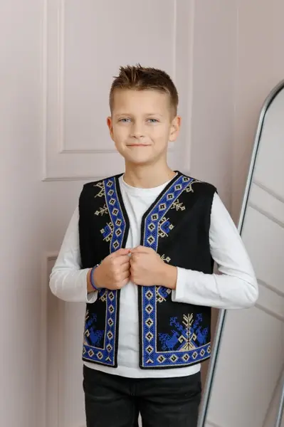 Vesta traditionala de baieti neagra cu broderie florala albastra Cezar