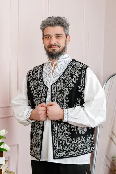 Vesta traditionala neagra cu broderie florala alba Claudiu