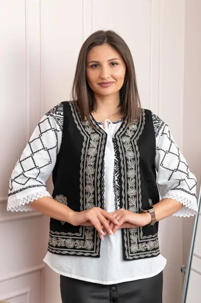 Vesta traditionala neagra cu broderie florala aurie Mihaela