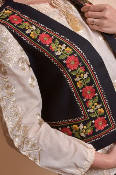 Vesta traditionala neagra cu broderie florala rosie Maria 01