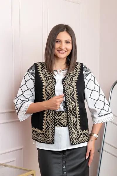 Vesta traditionala neagra cu broderie geometrica aurie Dorina