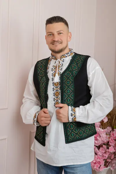 Vesta traditionala neagra cu broderie geometrica verde Andrei 01
