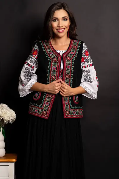 Vesta traditionala neagra Ruxandra brodata cu motivul stelei
