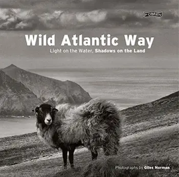 Wild Atlantic Way. Light on the water, shadows on the land, Hardback/Giles Norman